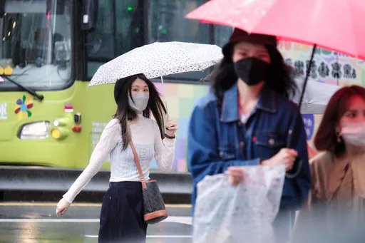 雙颱夾擊！南有蘇拉、北有海葵　明天北部越晚雨越大