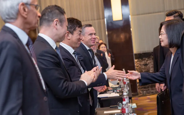 蔡英文跟與會訪賓握手。總統府提供