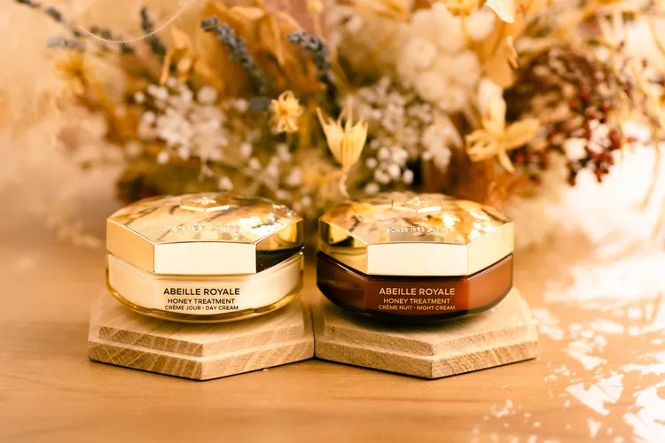 嬌蘭以「蜂蜜繃帶」為靈感，推出全新升級的皇家蜂王乳蜂蜜修護白霜（左，50ml／6000元，補充瓶50ml／5100元）與黑霜（右，50ml／6900元、補充瓶50ml／5900元）。品牌提供