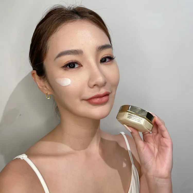 皇家蜂王乳蜂蜜修護白霜質地。張家玲攝