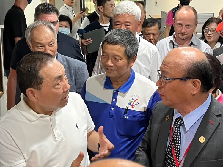 侯友宜拜訪群祐機械董事長、精密機械廠協會理事長陳永豐。鮮明攝