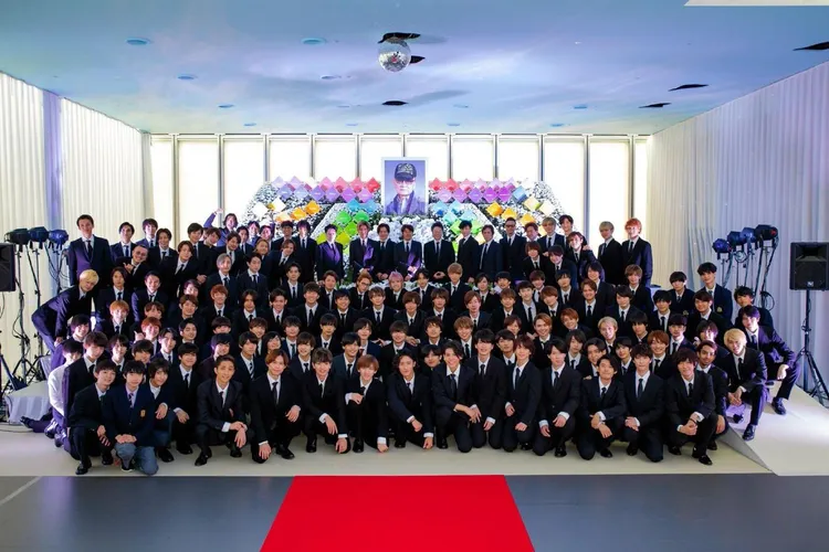 2019年強尼喜多川家族葬結束後，旗下藝人齊聚拍紀念照。翻攝日本yahoo