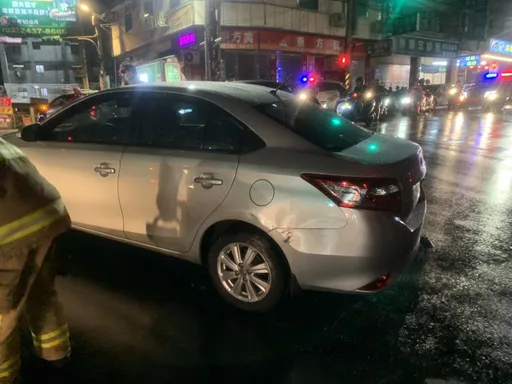 停紅燈遇死劫！7旬男駕車突暴衝拖行女騎士　她卡在車底不治