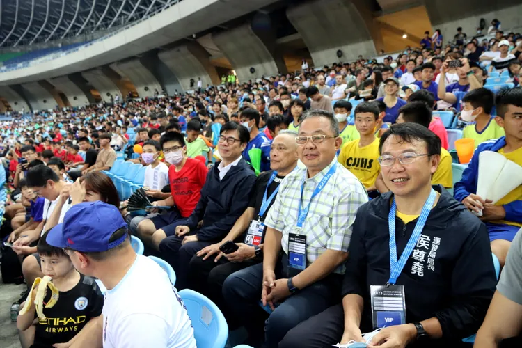 6/16中華男足在與泰國隊激戰，高雄市長陳其邁、前內政部長余政憲、運發局長侯尊堯都到場觀賽。中華足協提供