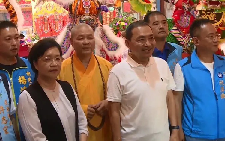 侯友宜今天在彰化行程滿檔，上午在縣長王惠美陪同下參拜鹿港地藏王廟。翻攝鹿港地藏王廟臉書