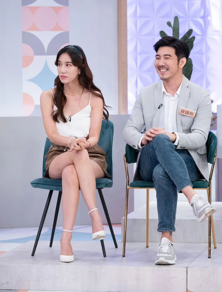 Apple（左）與牙醫男友趙國翔錄影。東森綜合提供