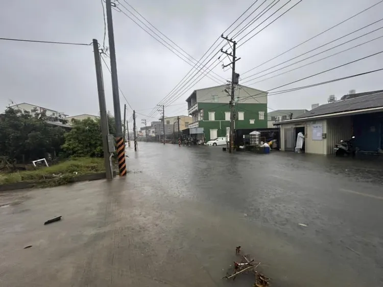 城西街一段馬路變成小溪流，看不見柏油路面。翻攝自臉書「我住台南安南區」