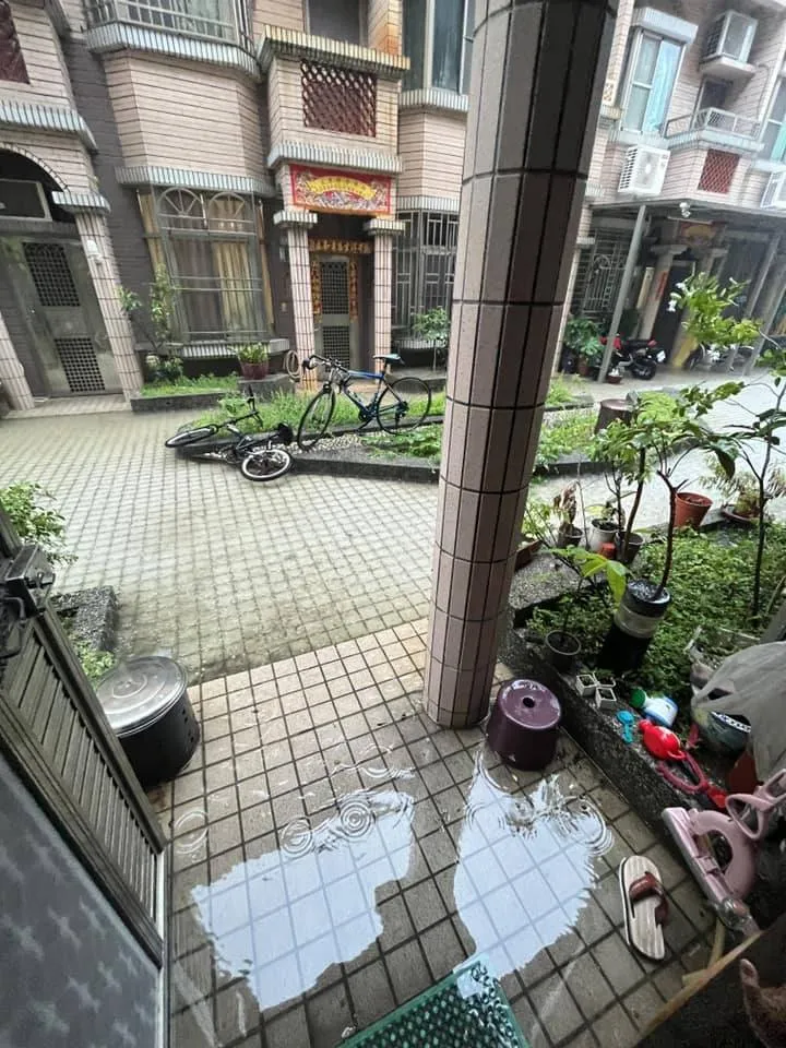 仁安一街已經淹到社區中庭。翻攝自臉書「我住台南安南區」