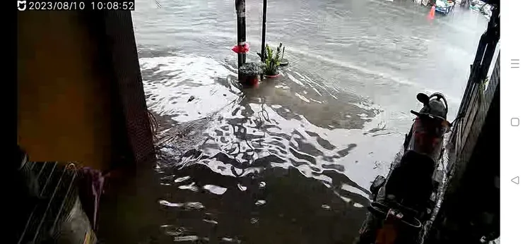 本淵寮三段民宅住家裡車庫淹水。翻攝自臉書「我住台南安南區」