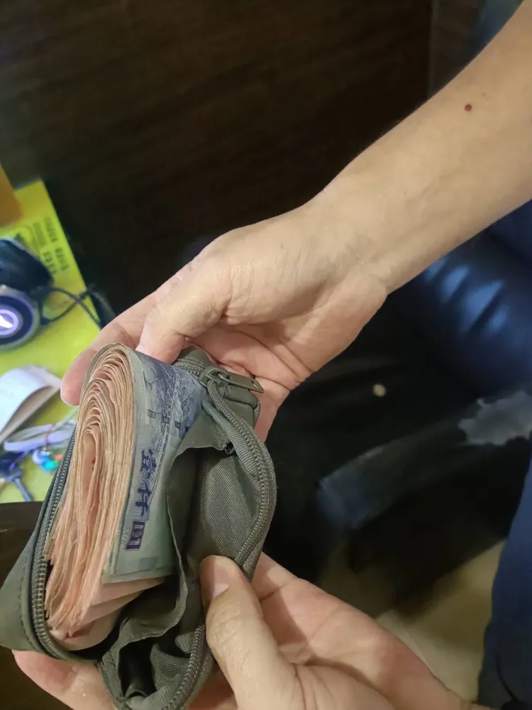 搶嫌身上剩餘贓款。翻攝畫面