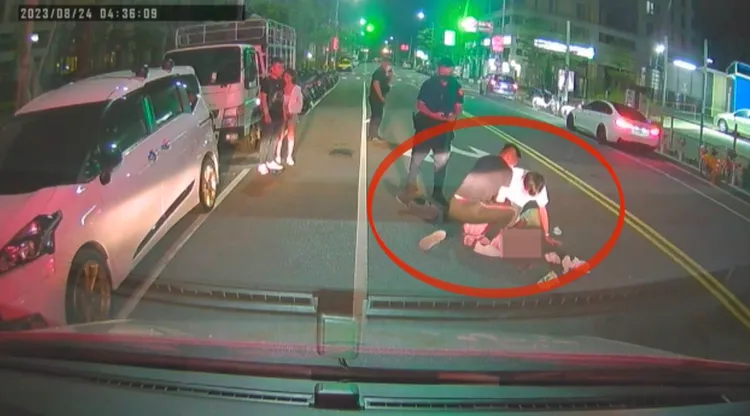 酒駕男與朋友緊急對遭撞的老翁進行CPR，一旁女性友人受到不小驚嚇。翻攝畫面