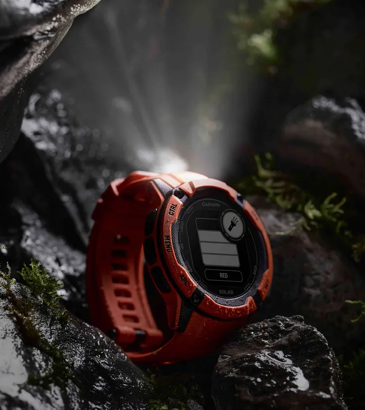 Garmin父親節優惠錶款「Instinct 2X Solar GPS智慧腕錶」內建LED手電筒，光線不足或危急時刻也能幫助用戶安心前行。Garmin提供