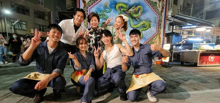 主持人風田（前排左起）、愛紗、牙醫網紅炫晨、音樂才子謝大軍及嘉賓姚淳耀（後緋左起）、金馬影后陳淑芳、鬼鬼等一起出外景。緯來提供