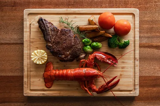 美福牛排館每周這兩天買28盎司牛排送12盎司 波士頓龍蝦天天買一送一