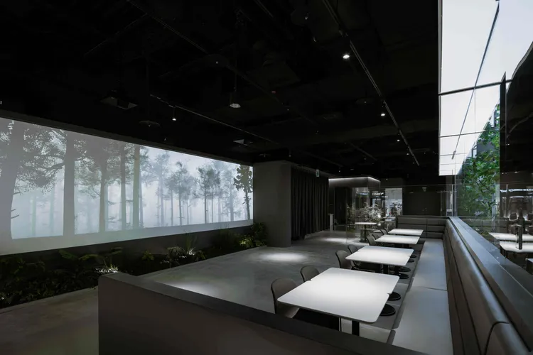 貳樓秀泰文心店內七米長的投影，每個時段都有不同動物穿梭在霧氣森林中，享受大自然藝術的視覺饗宴。貳樓提供