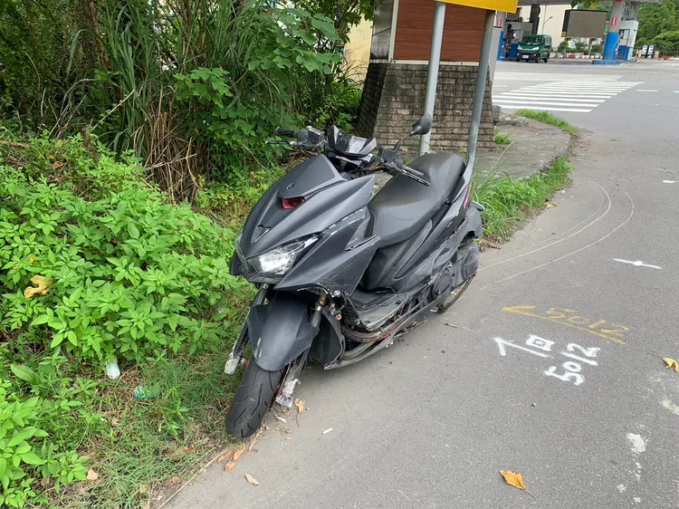 黃男機車因撞擊出現損毀。記者葉先鵬攝影