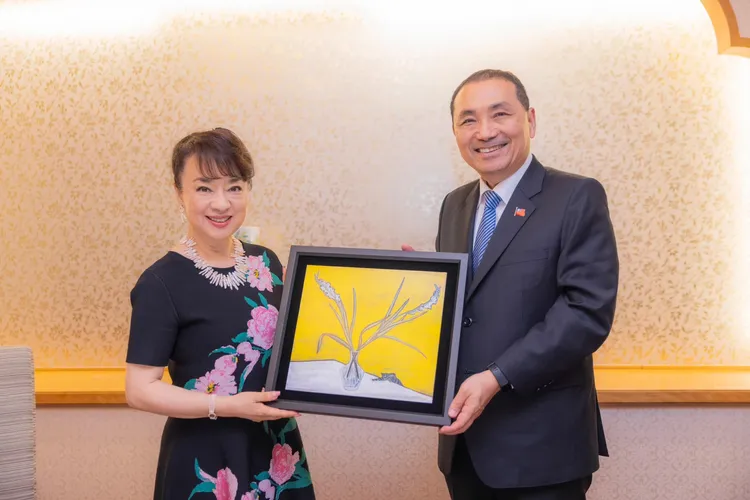 侯友宜與旅日歌星翁倩玉晚宴相見歡。翻攝自侯友宜臉書