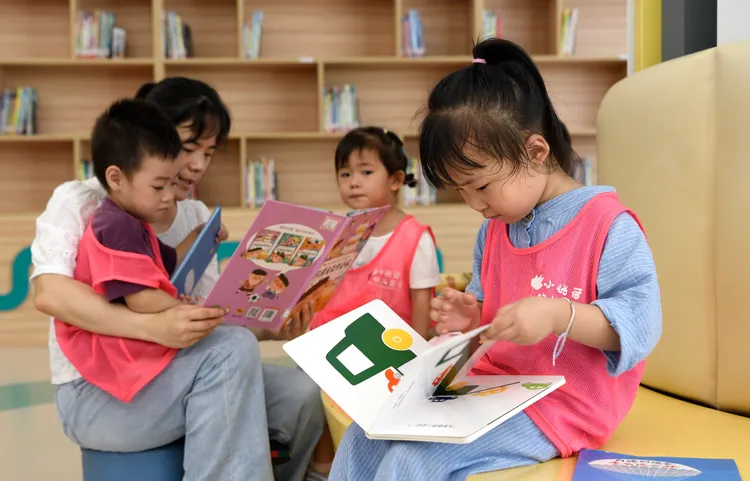 西安的陝西圖書館高新管區，幼稚園老師帶著幼童讀書。新華社