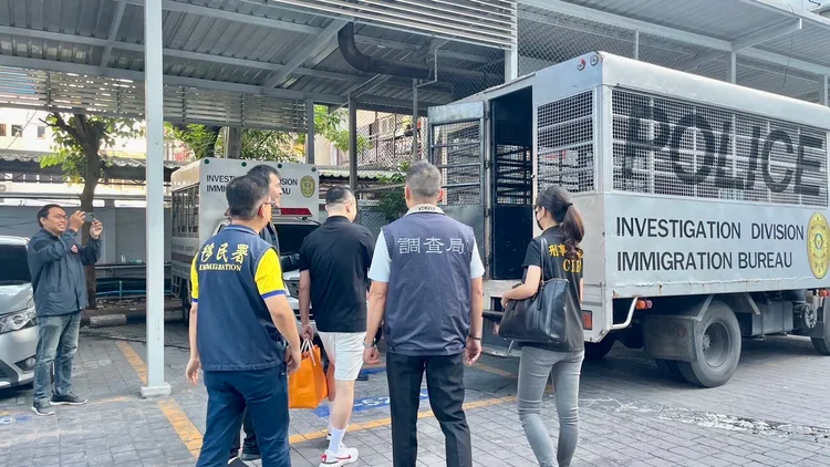 郭哲敏遭調查官和警員押解搭機返台。調查局提供