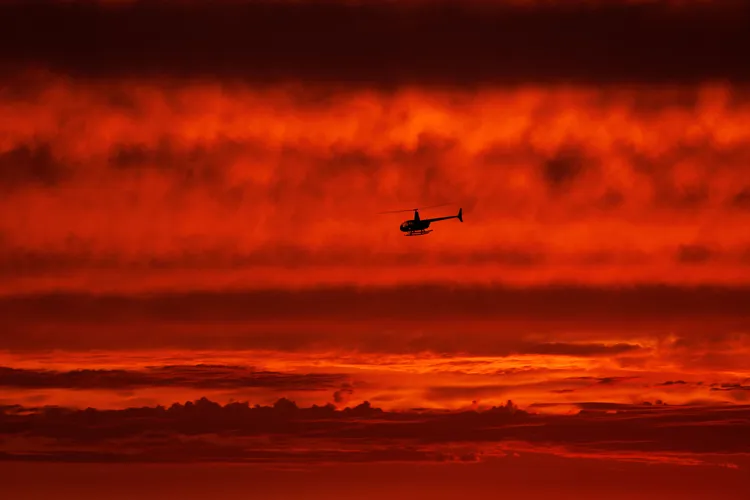 風暴將至，加州海灘滿天紅霞。路透社