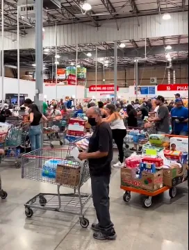 美國南加州好市多搶購人潮。翻攝推特