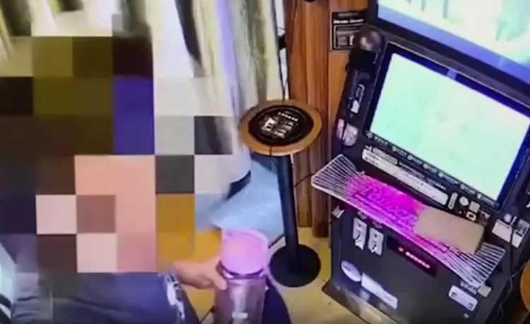 男子進電話亭KTV發現皮夾。翻攝畫面