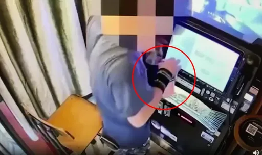 「拾金不昧」是假的!北市男發現電話亭KTV皮夾 搜刮現金再還失主