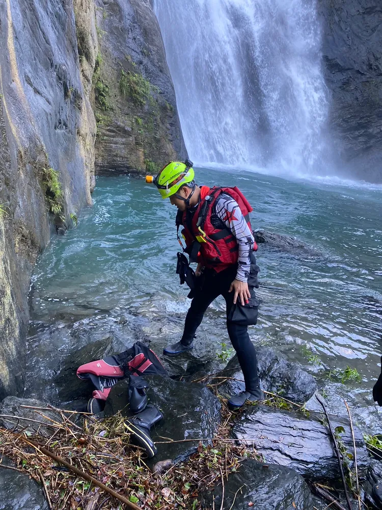 今年5月間屏東縣霧台鄉飛龍瀑布因雨溪水暴漲造成5人死亡。翻攝畫面