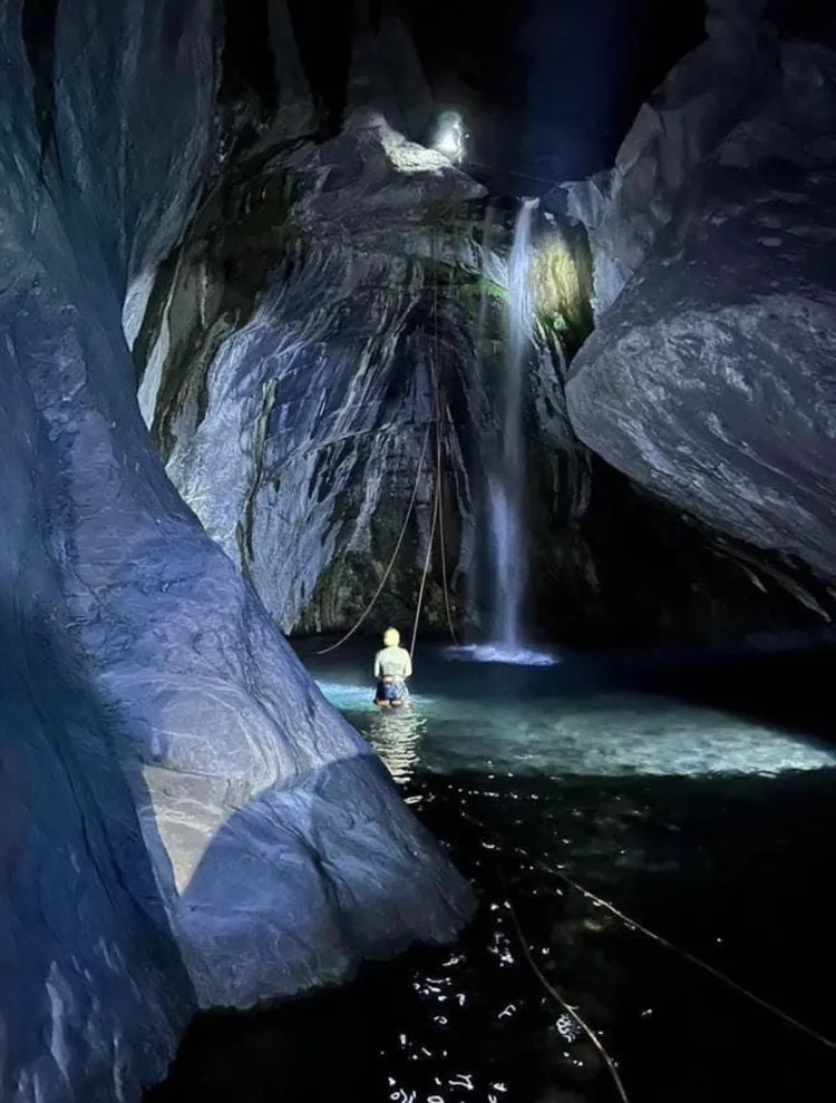 今年5月間屏東縣霧台鄉飛龍瀑布因雨溪水暴漲造成5人死亡。翻攝畫面
