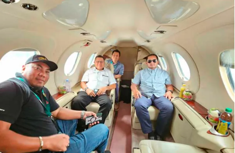 社群網站上流傳照片，據稱是機上人員墜機前最後合影。翻攝推特