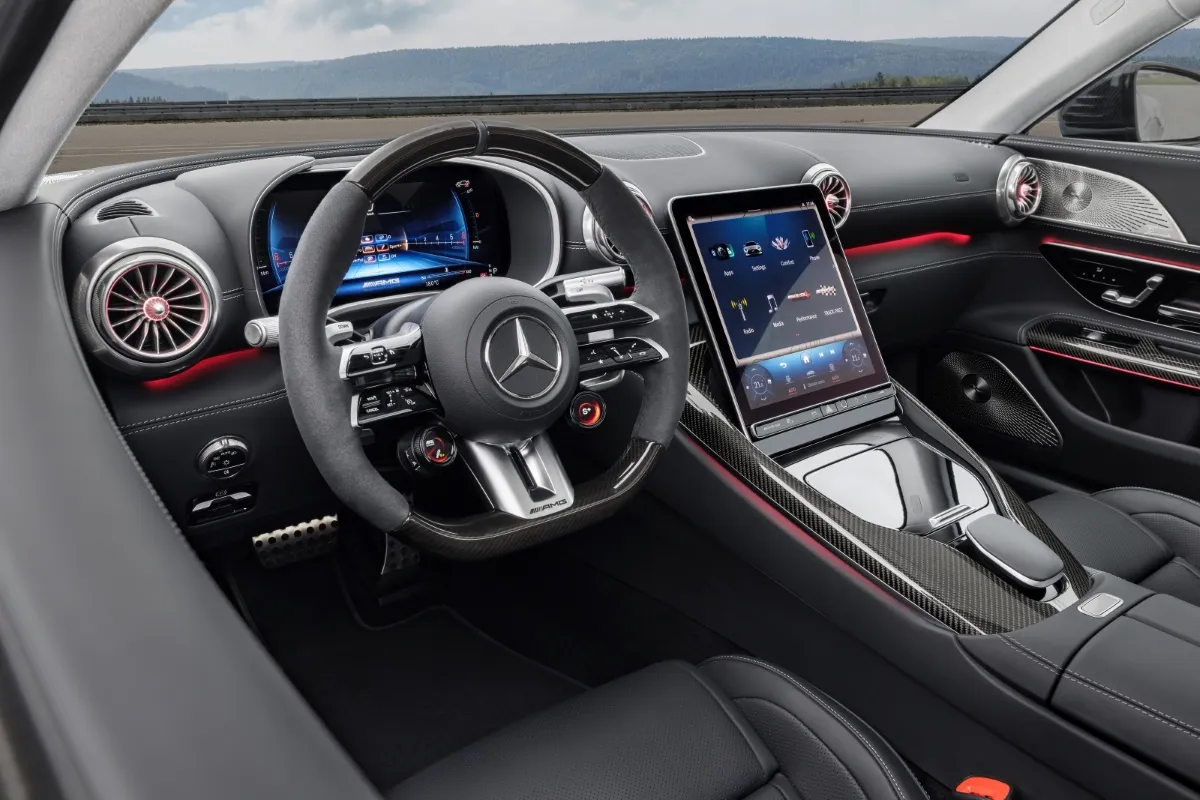 全新Mercedes-AMG GT Coupé車艙內採用駕駛者導向設計,搭載全新MBUX 2.0系統結合11.9吋中央觸控螢幕,加上AMG專屬氛圍及資訊畫面,強化數位科技氛圍。原廠照片