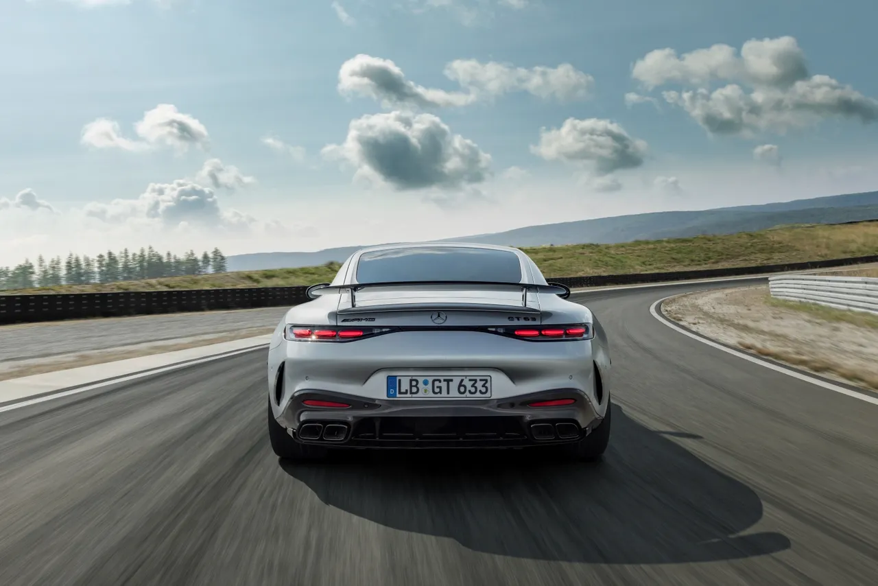 Mercedes-AMG GT Coupé車尾貫穿水平兩端的LED尾燈,與剽悍的車頭設計相呼應。原廠照片