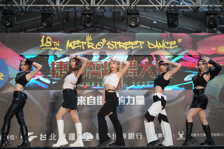 「未來少女」紫月光在台上勁歌熱舞。寬寬整合行銷提供