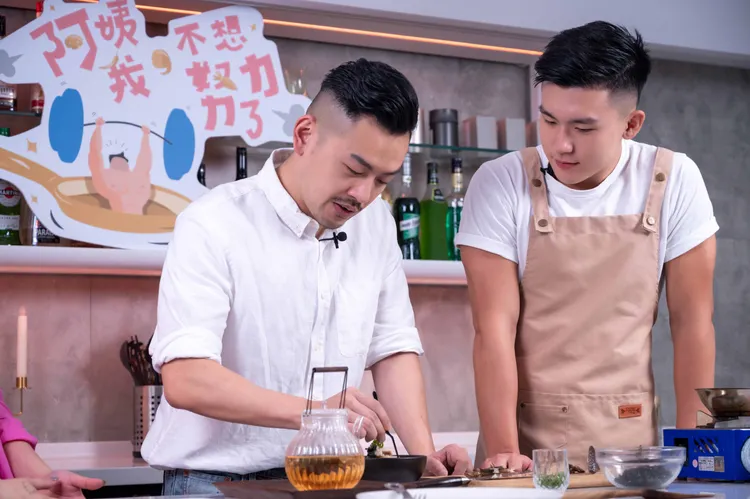 77老大（左）教Robert做魚料理。后花園娛樂提供