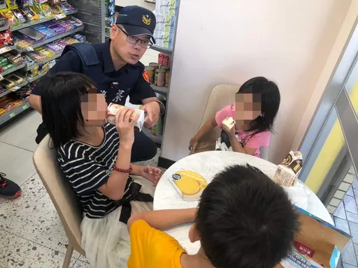 3名小兄妹好淘氣!趁孕母不注意偷溜出門 迷途窩超商龍潭警助返家