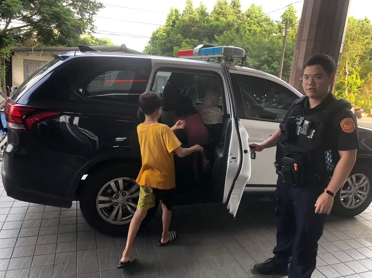 警方以巡邏車護送返家。龍潭警分局提供