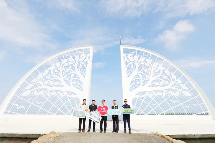 黃偉哲30日率員視察完工情形，宣布正式開放。市府提供