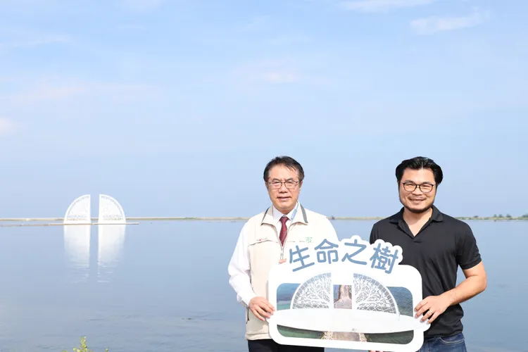 「生命之樹」座落在扇形鹽田中。市府提供