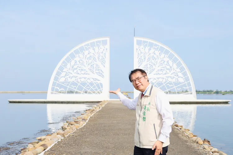 黃偉哲歡迎國內外旅客細細品味獨特的鹽田景致與裝置藝術。市府提供