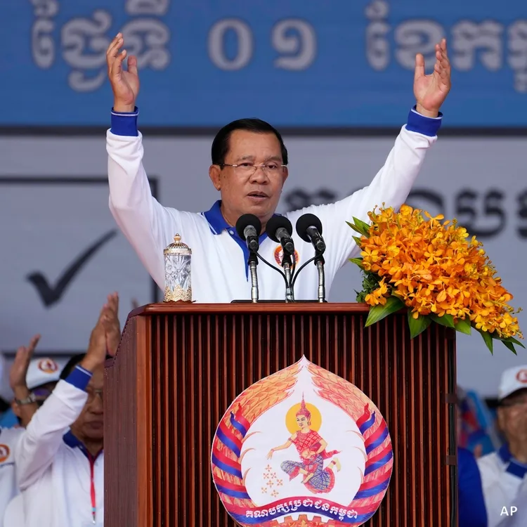 洪森在大選獲勝後發表演說。資料照片