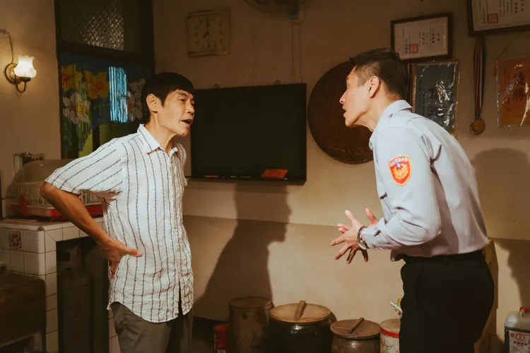金鐘影帝夏靖庭（左）、藍正龍飾演關係互動較為生疏的父子，實際兩人內心都很重視對方。 紅衣小女孩股份有限公司提供