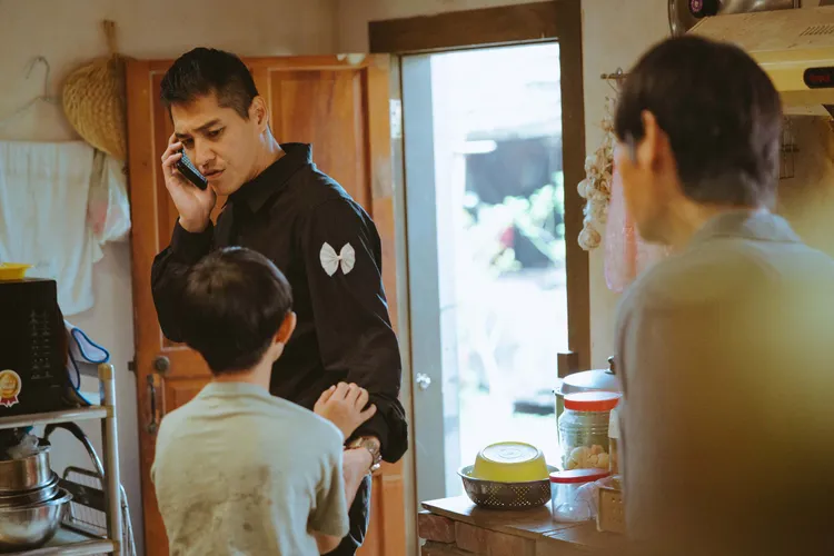 藍正龍飾演忙於工作跟兒子較疏離的父親，在自己的父親過世後，也開始重新面對跟兒子的關係。 紅衣小女孩股份有限公司提供