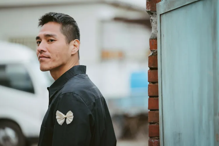 藍正龍在劇中展現金鐘影帝演技，面對父親離去的情感令人動容。 紅衣小女孩股份有限公司提供