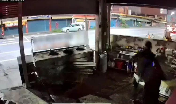 朱男指揮旗下成員砸爛米粉湯店。翻攝畫面