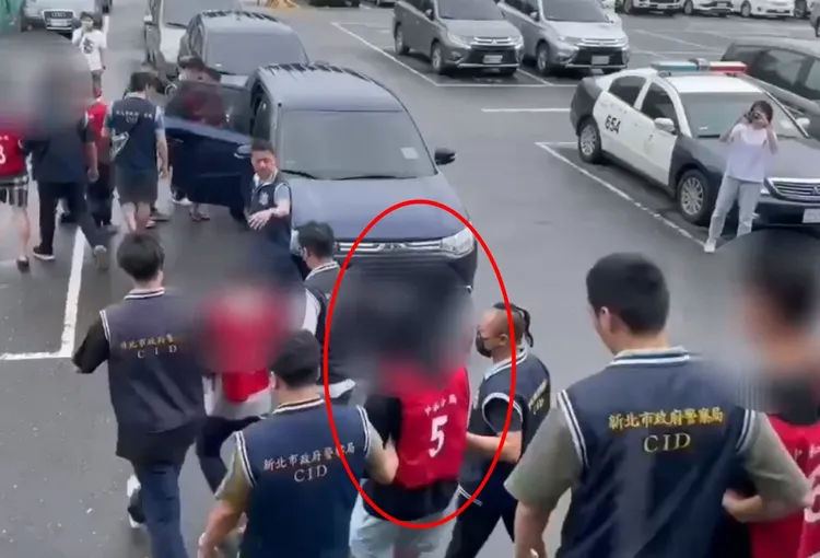 簡賀宇遭警方移送。翻攝畫面