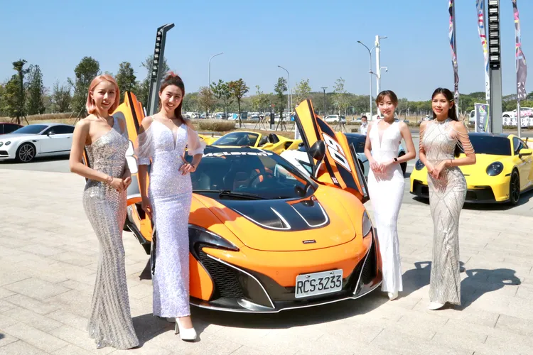 場外香車美人吸引民眾目光。市府提供