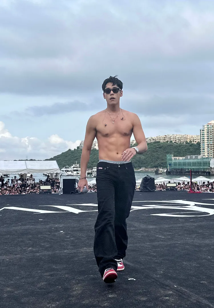 周予天脫去上衣展露好身材。星空飛騰提供