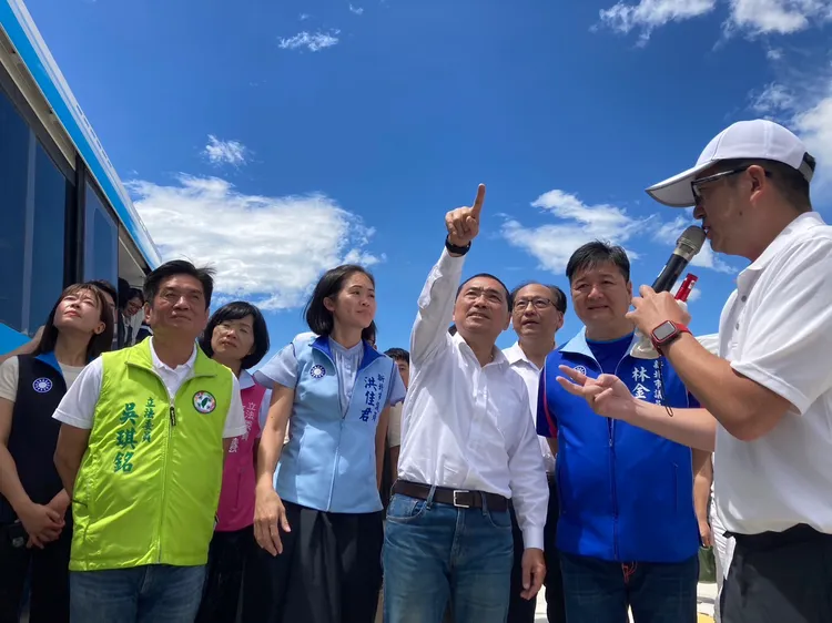 三鶯所主任李文浩向市長侯友宜與民代說明首列車特色。捷運局提供