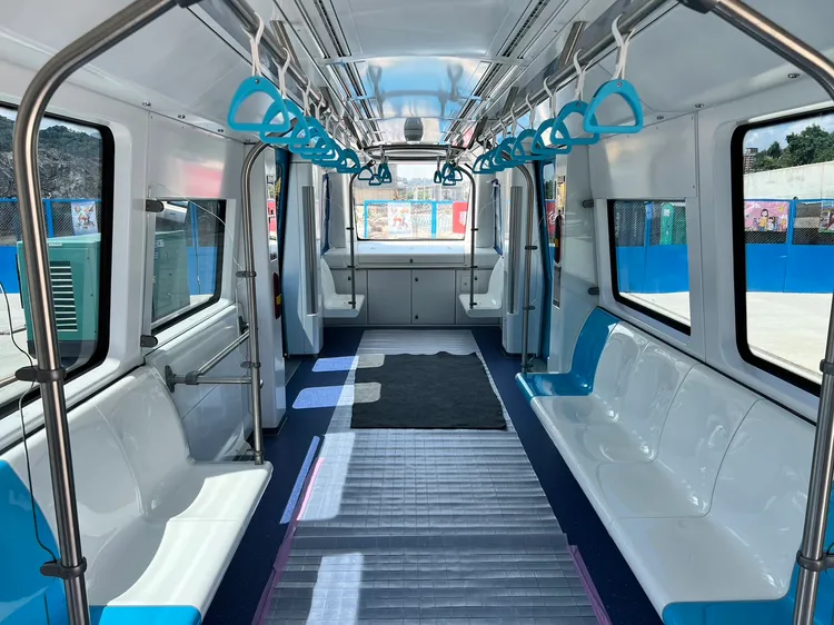 三鶯線首列車內裝寬敞明亮。捷運局提供