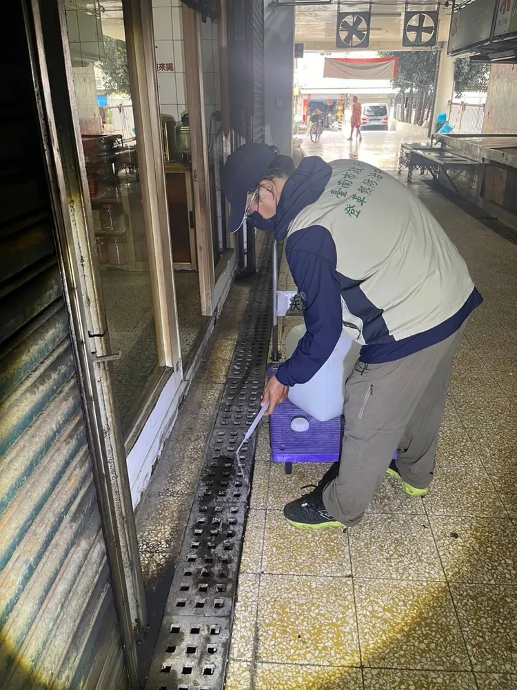 市府派員在傳統市場投藥滅蚊。市府提供